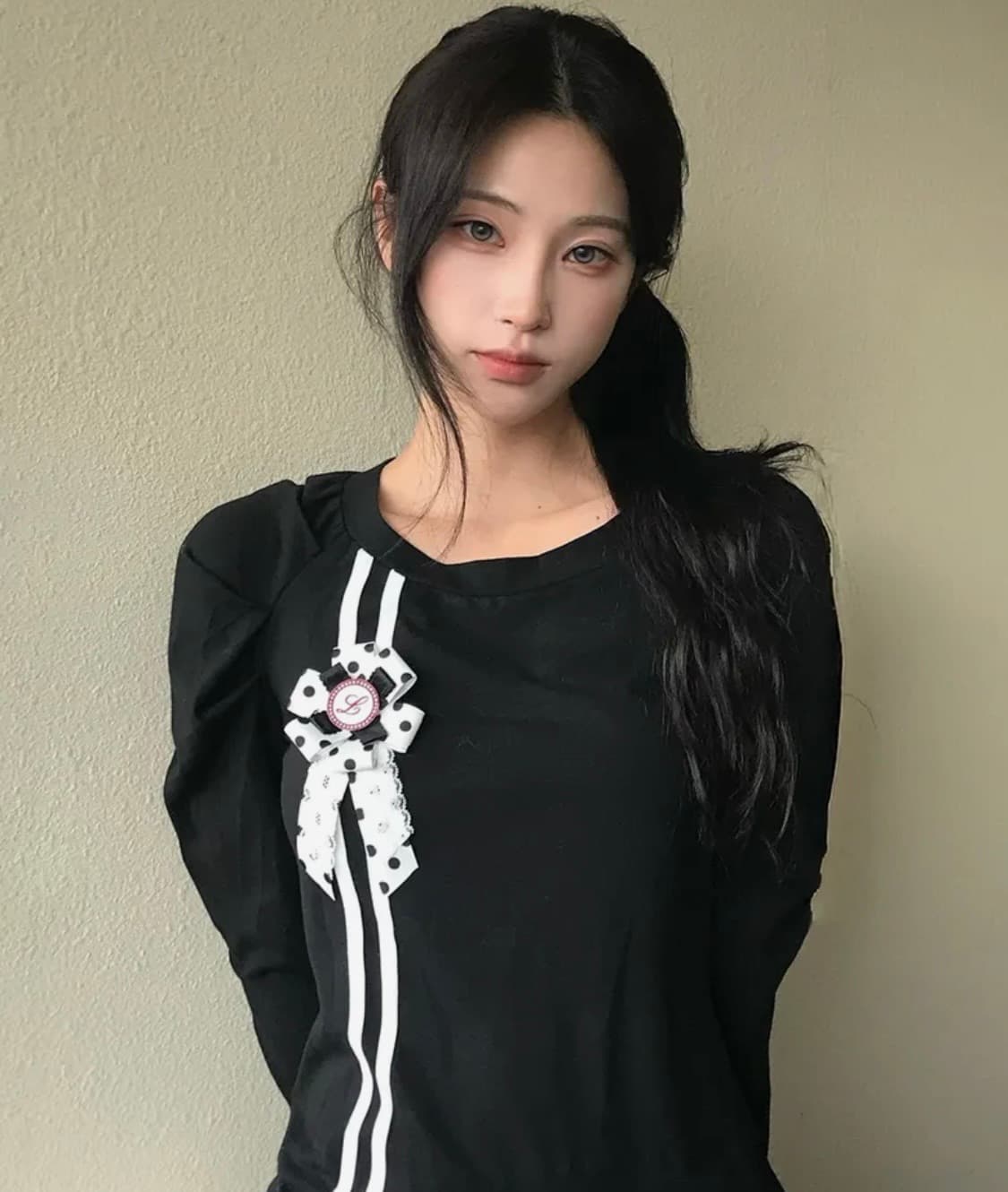 러브이즈트루 EL ROSETTE SHIRRING TEE(BLACK) 상품이미지1