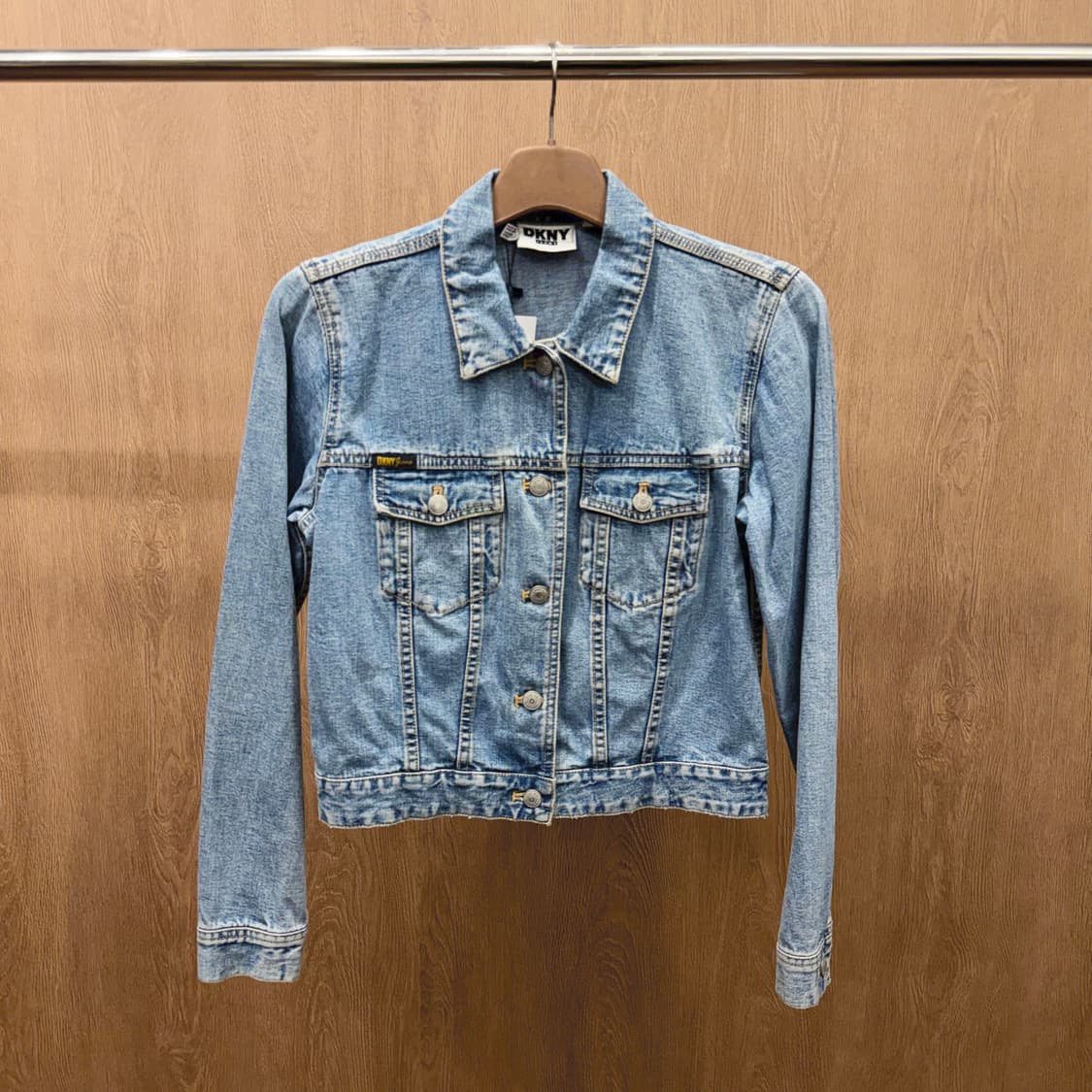 도나카란 뉴욕 코튼 크롭 데님 자켓 실버 버튼 스티치 디테일 연청 상품이미지2