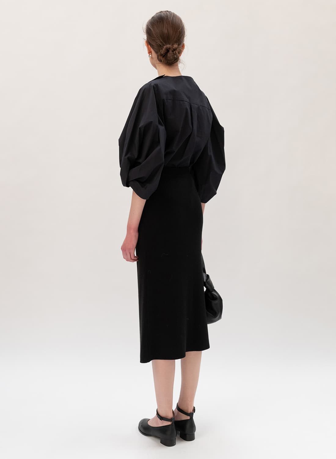 킨더살몬 트위스트 볼륨 블라우스 다크네이비 상품이미지3