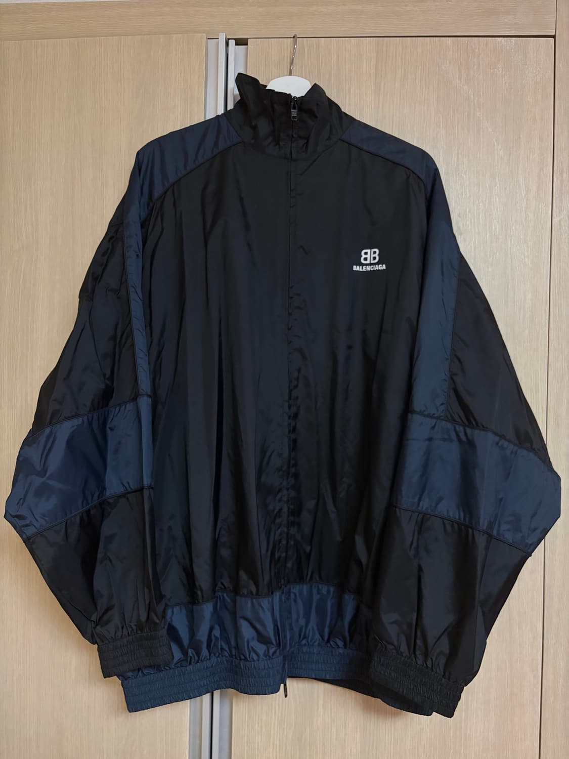 [46/105-100] 발렌시아가 블루블랙 트랙자켓 상품이미지1