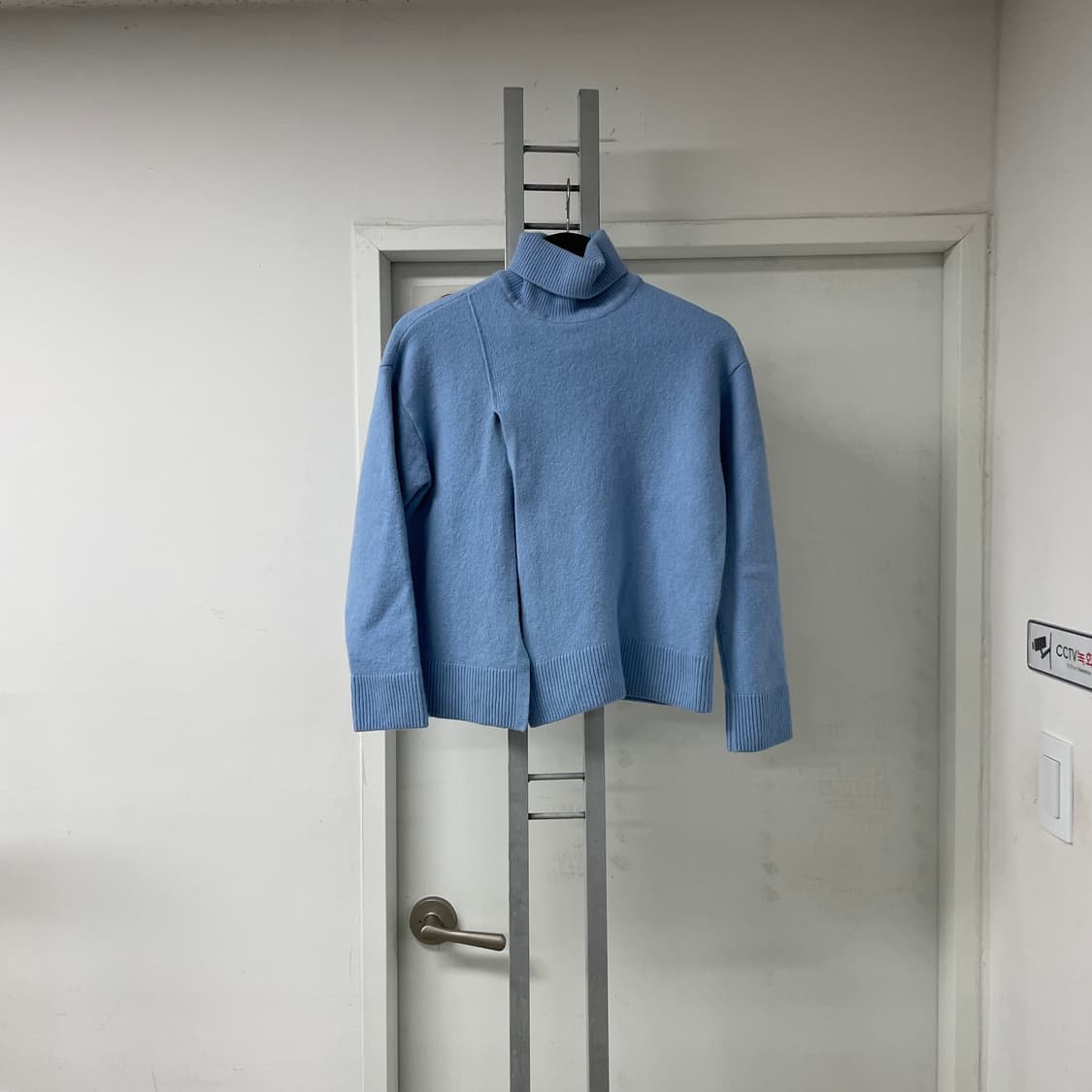 우영미 목폴라 니트 블루 44(W) 상품이미지5