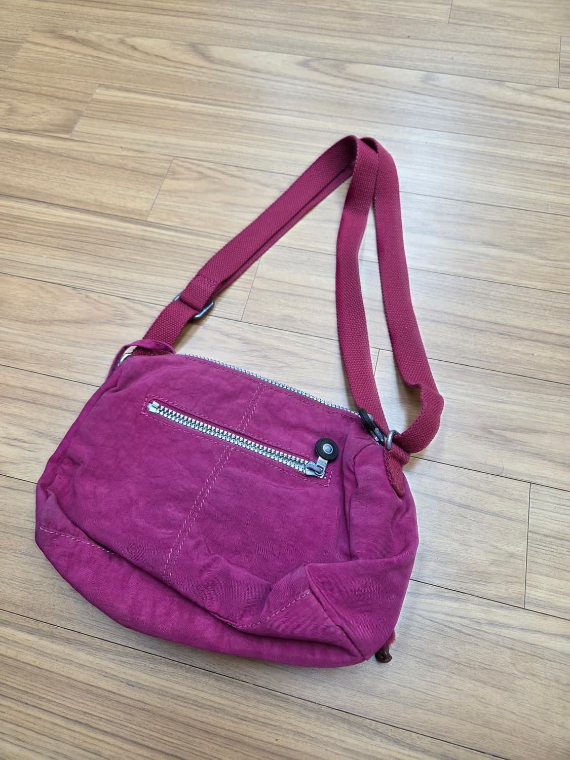 키플링 핑크색 크로스백입니다
실측 25cm 정도 됩니다
- 가볍고 편안하 상품이미지2