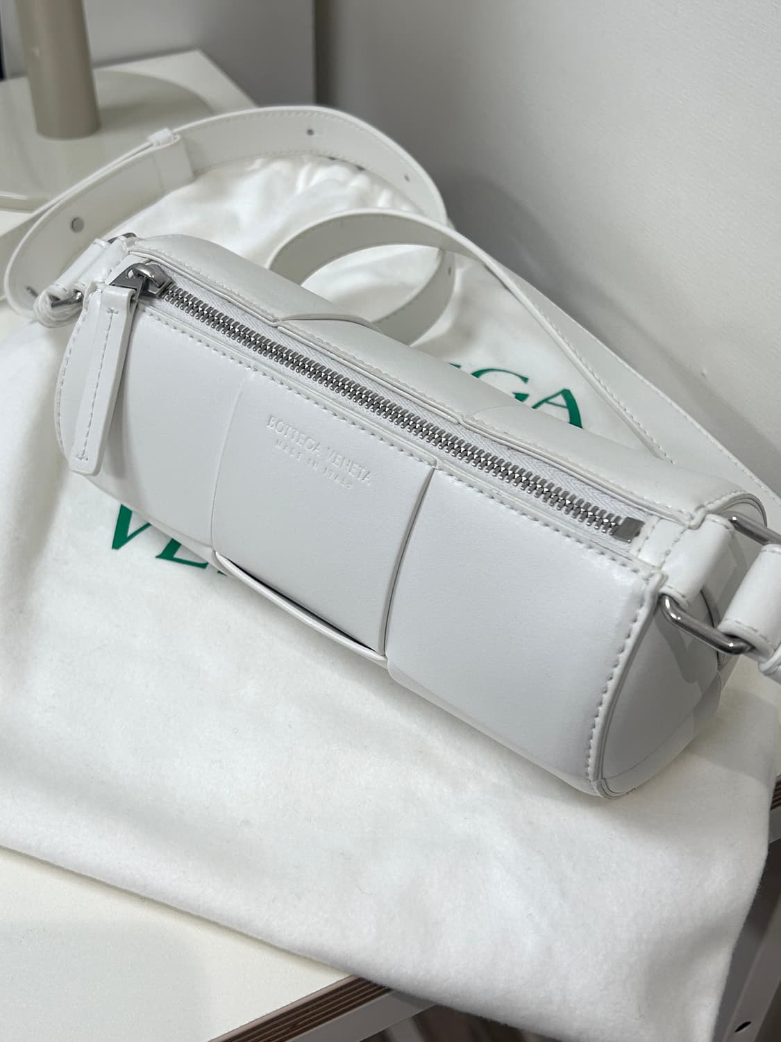 보테가 베네타 카네트 화이트 원통백 상품이미지1