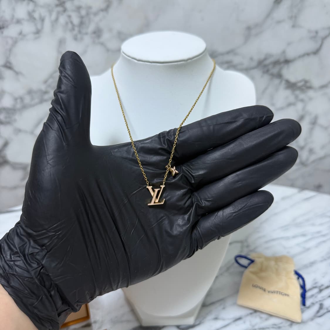 루이비통 아이코닉 에나멜 네크리스 목걸이
 상품이미지3