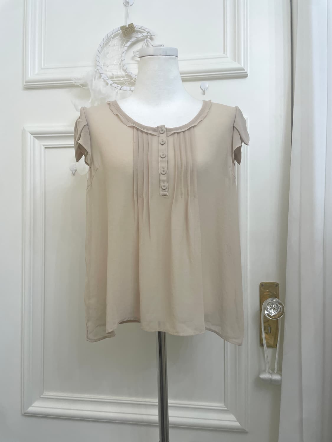 beige shirring bow sleeve pure blouse 상품이미지1