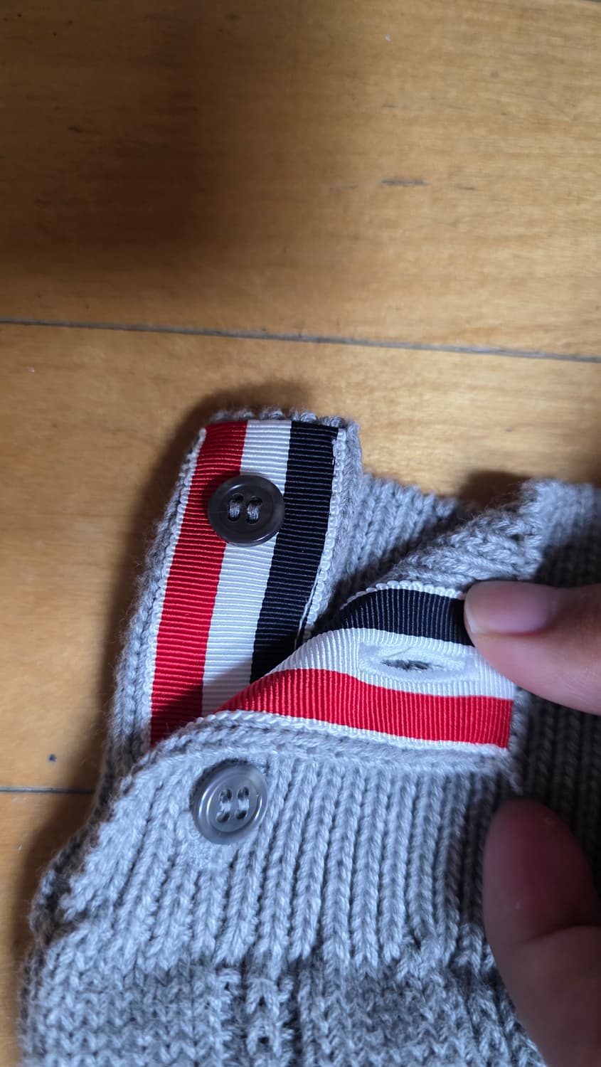 [3,새상품급]톰브라운 케이블 니트 그레이 상품이미지4