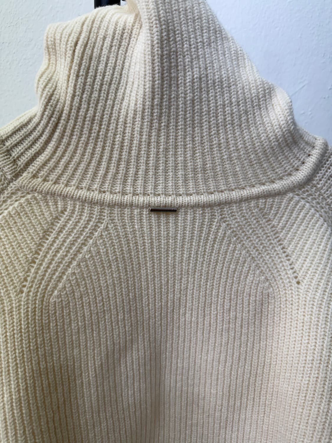 정품) 시스템 한섬 23ss 오버핏 크롭 데미지 니트 스웨터 90 상품이미지7