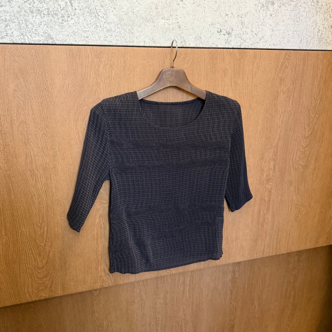 빈티지 라운드넥 플리츠 블라우스 7부 소매 디테일 레귤러핏 블랙 상품이미지1