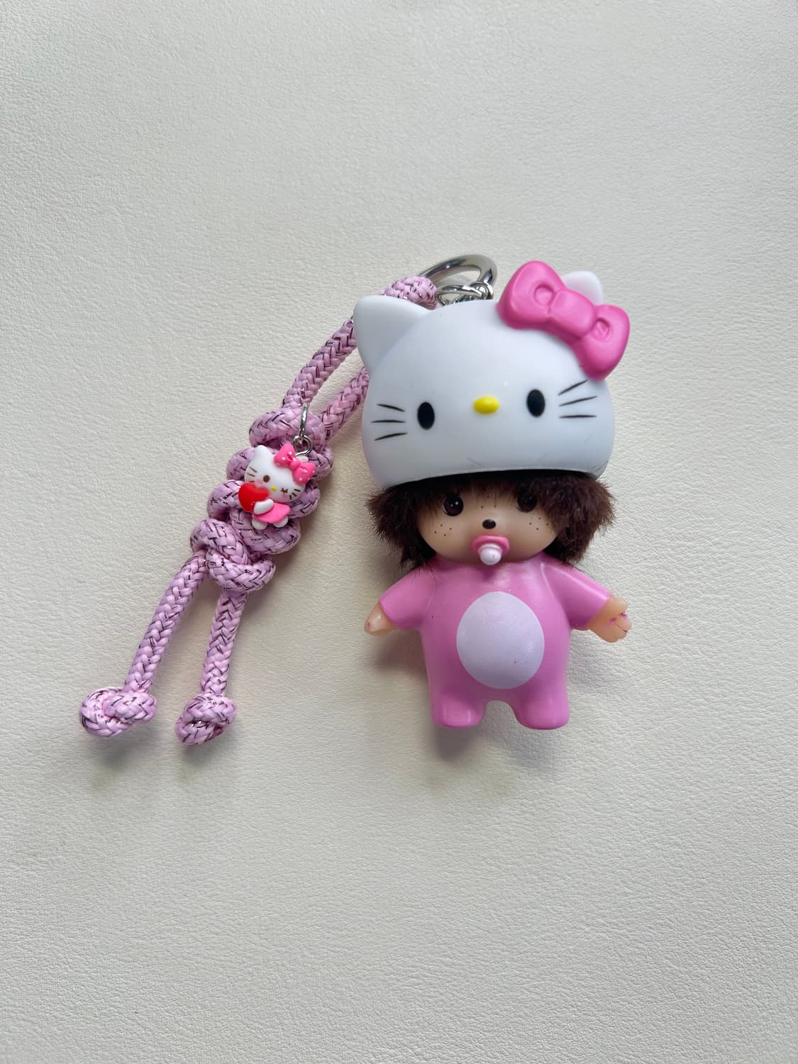 헬로키티 헬맷쓴 베베 몬치치 키링 상품이미지1