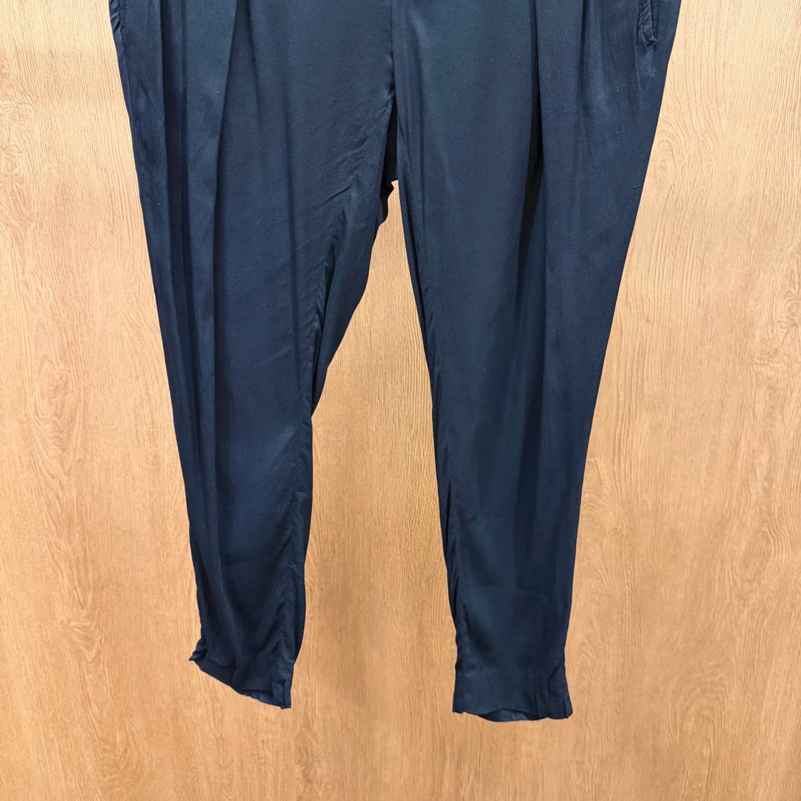 헬무트랭 8부 슬림 팬츠 허리 라인 핀턱 백 슬릿 포켓 디테일 블랙 상품이미지5