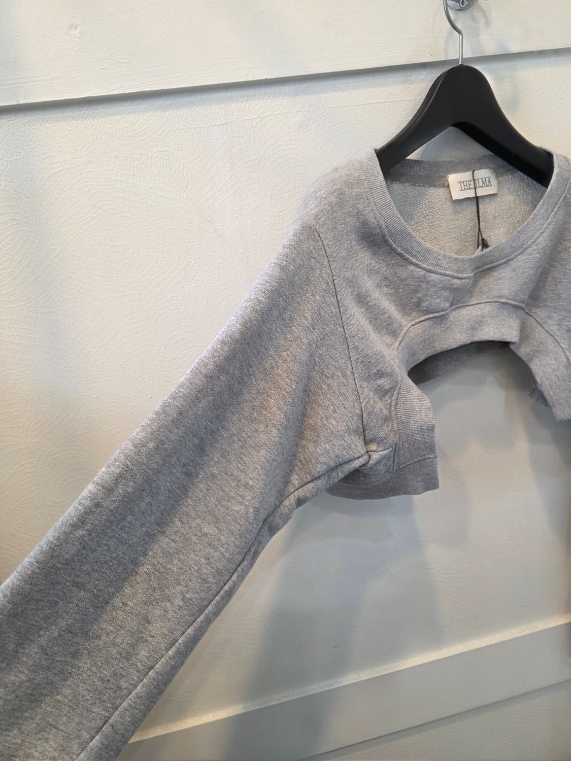 THE ILMA 컷아웃 슈퍼 크롭 맨투맨 그레이 상품이미지3