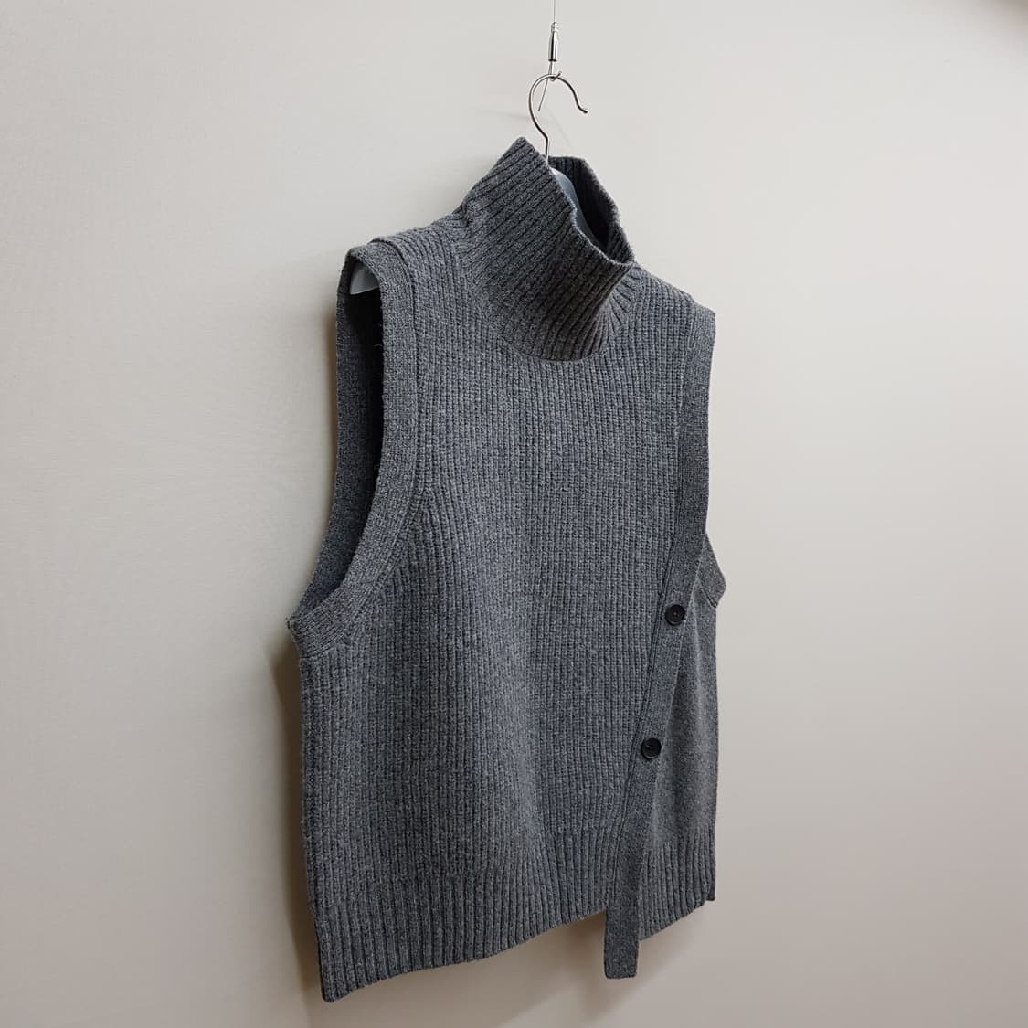 구호플러스 2023 울 하이넥 니트 베스트  F사이즈 상품이미지3