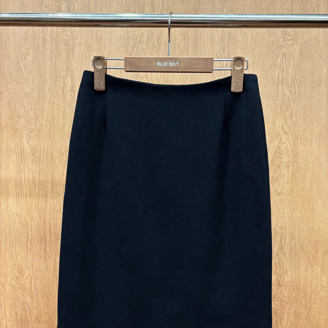 막스마라 울 블렌드 미디 스커트 클래식 펜슬 실루엣 슬릿 디테일 블랙 상품이미지4