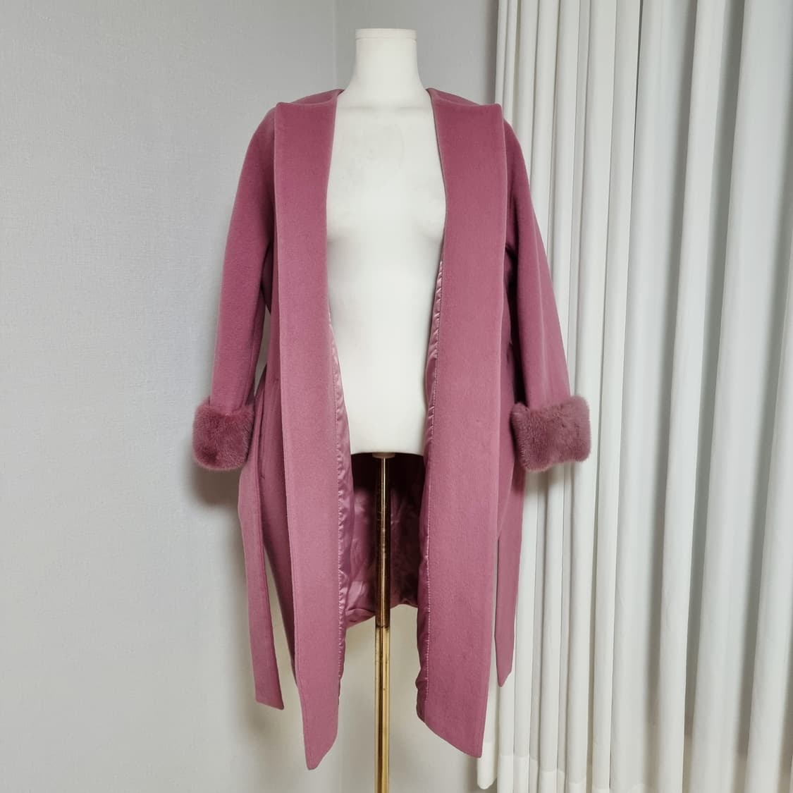 모조에스핀 울100% (캐시미어10% 혼방) 밍크소매 코트 (55) 상품이미지4