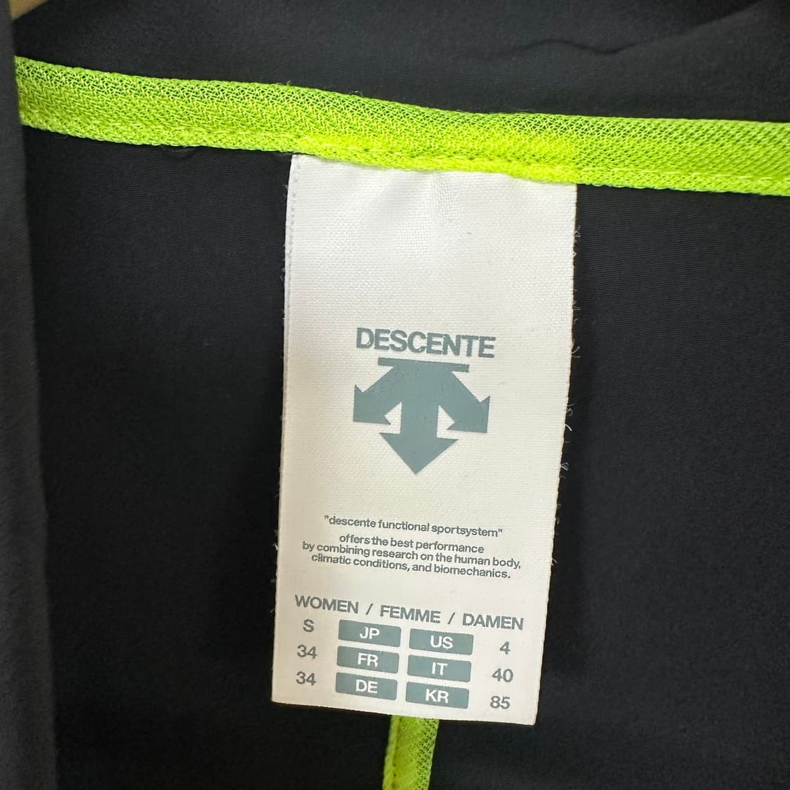  데상트 여자 런닝 후드 집업자켓 검정 85 상품이미지9