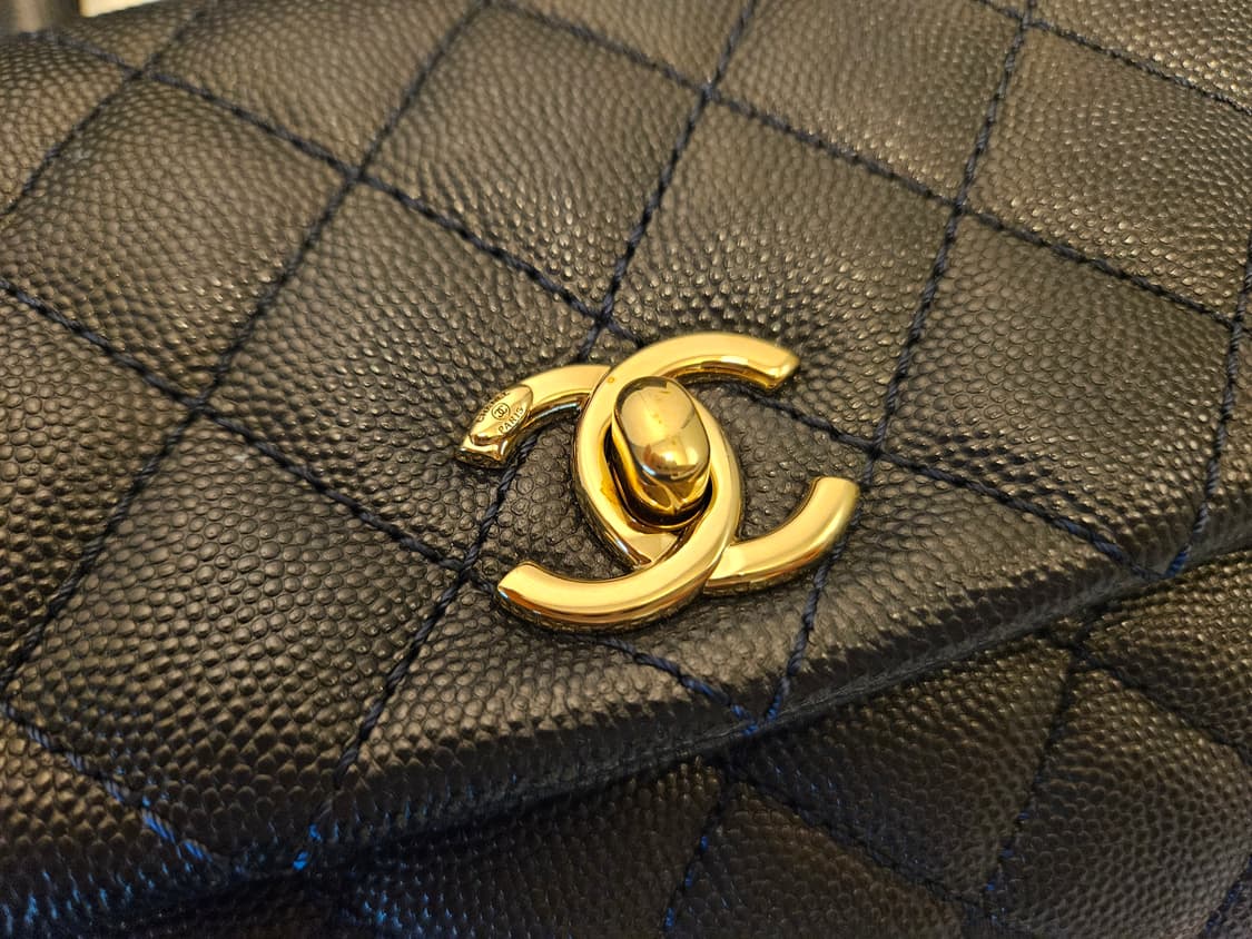샤넬 코코핸들 스몰 네이비 금장 풀박 상품이미지10