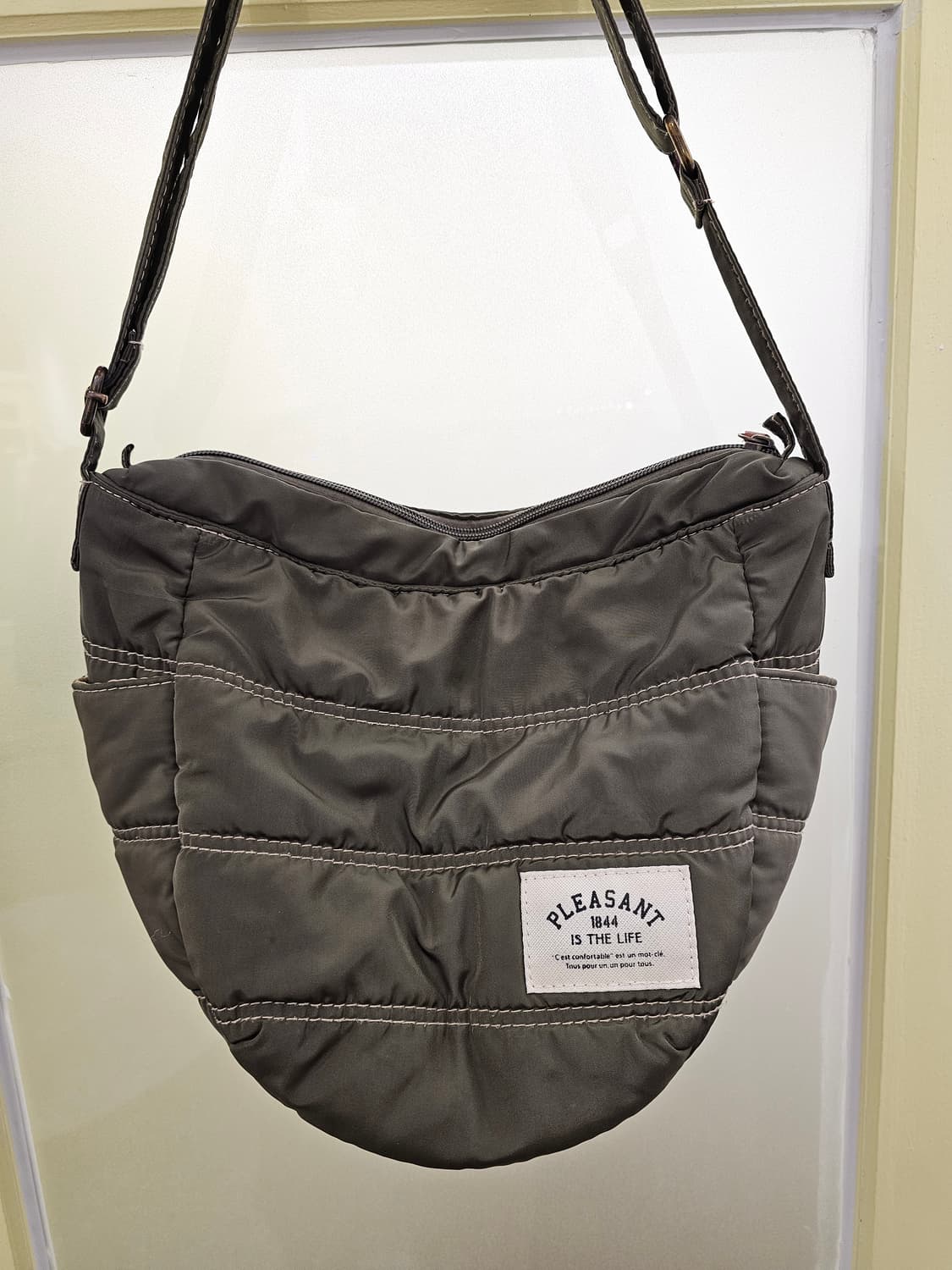 Japan 카키 패딩 크로스백 상품이미지3