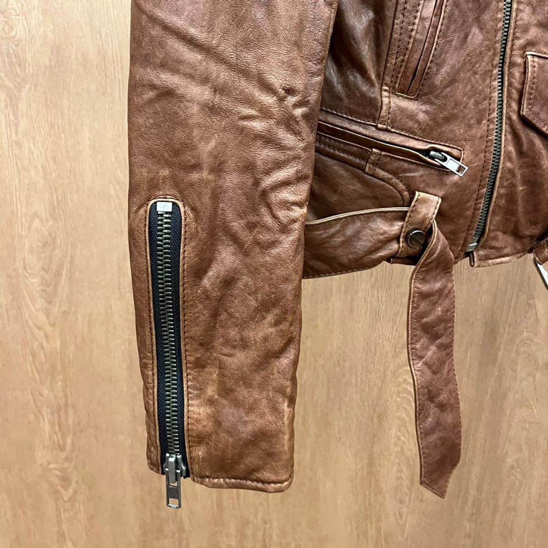 시스템 레더자켓 견장 허리 스트랩 지퍼 커프스 디테일 슬림핏 브라운 상품이미지6