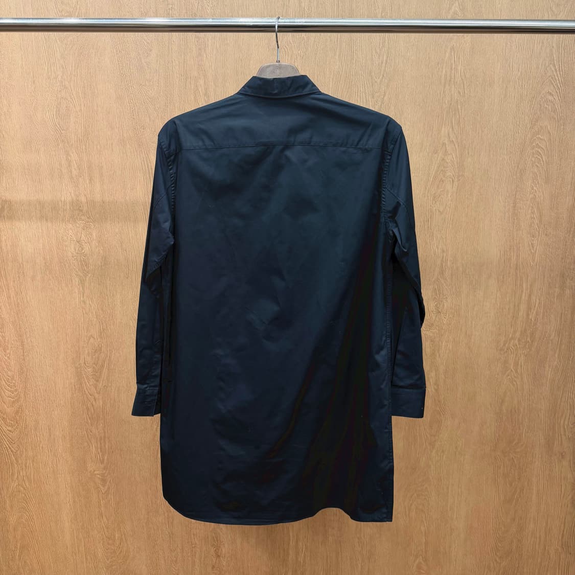 프레드 페리 클래식 롱 셔츠 미니멀 월계수 로고 자수 포켓 디테일 블랙 상품이미지3