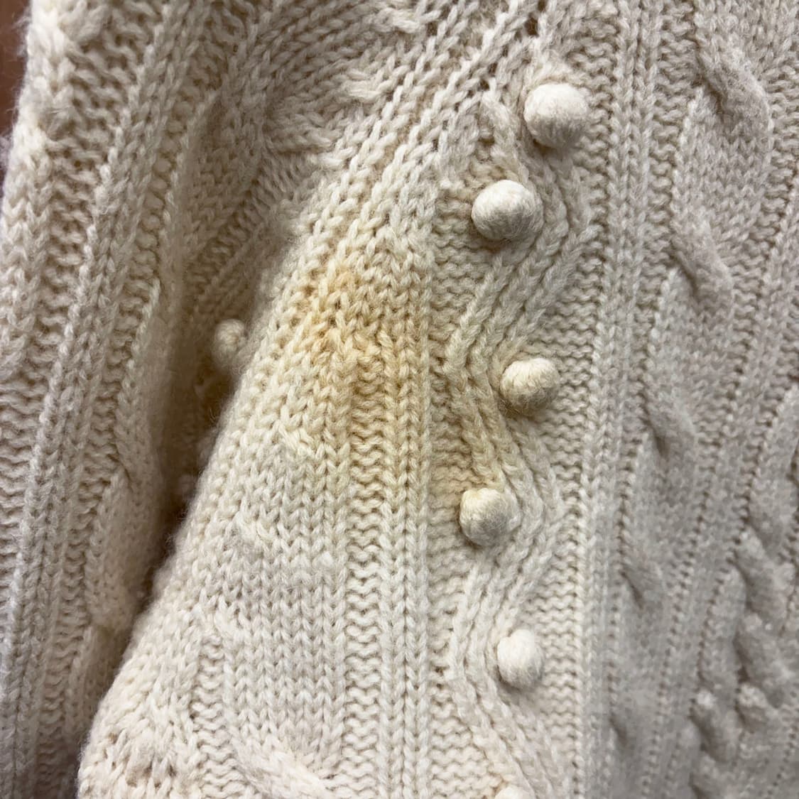 마리오 로시 라운드넥 케이블 긴팔 니트 입체 짜임 보블 디테일 아이보리 상품이미지8