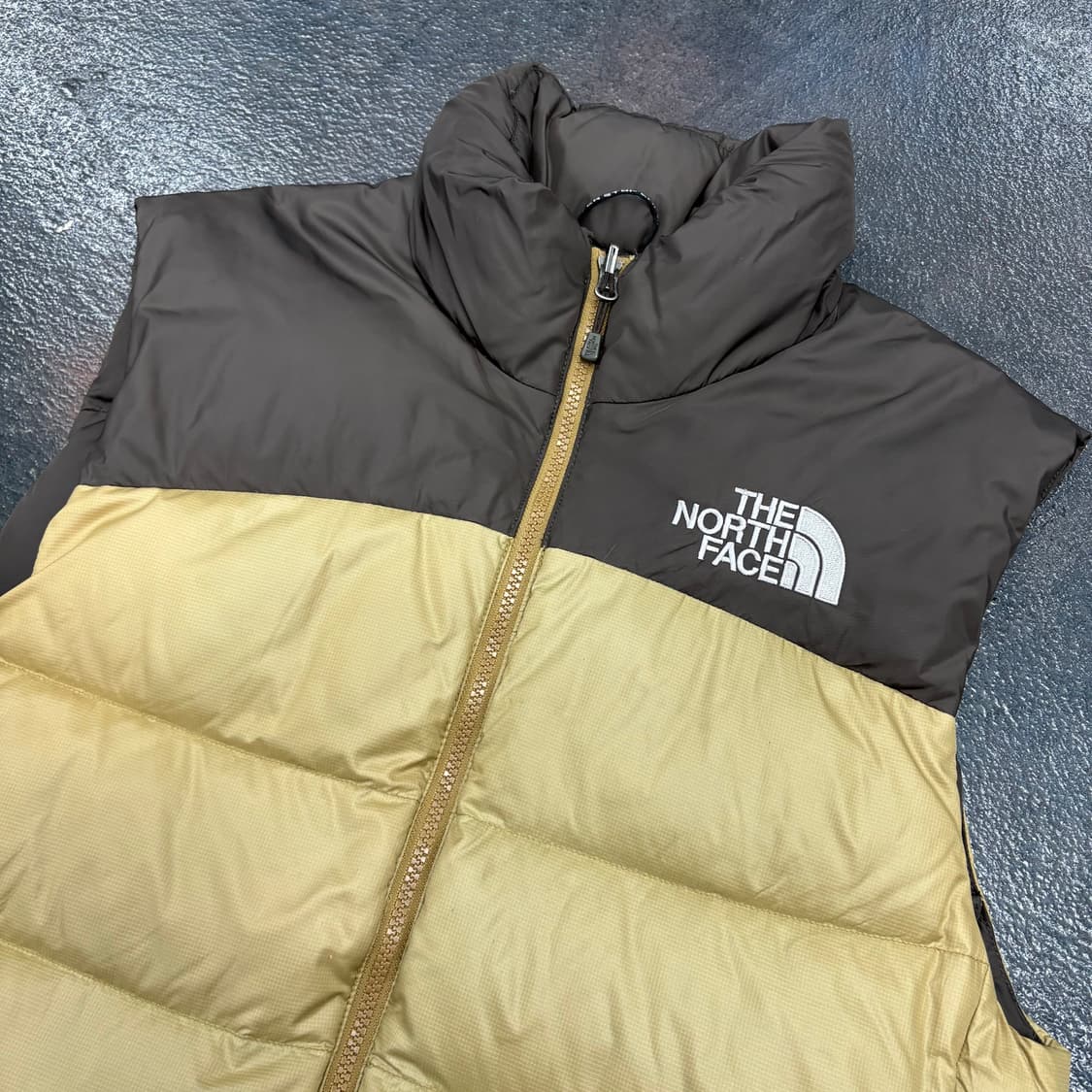 (95)노스페이스 700 눕시 패딩 조끼 브라운 상품이미지3