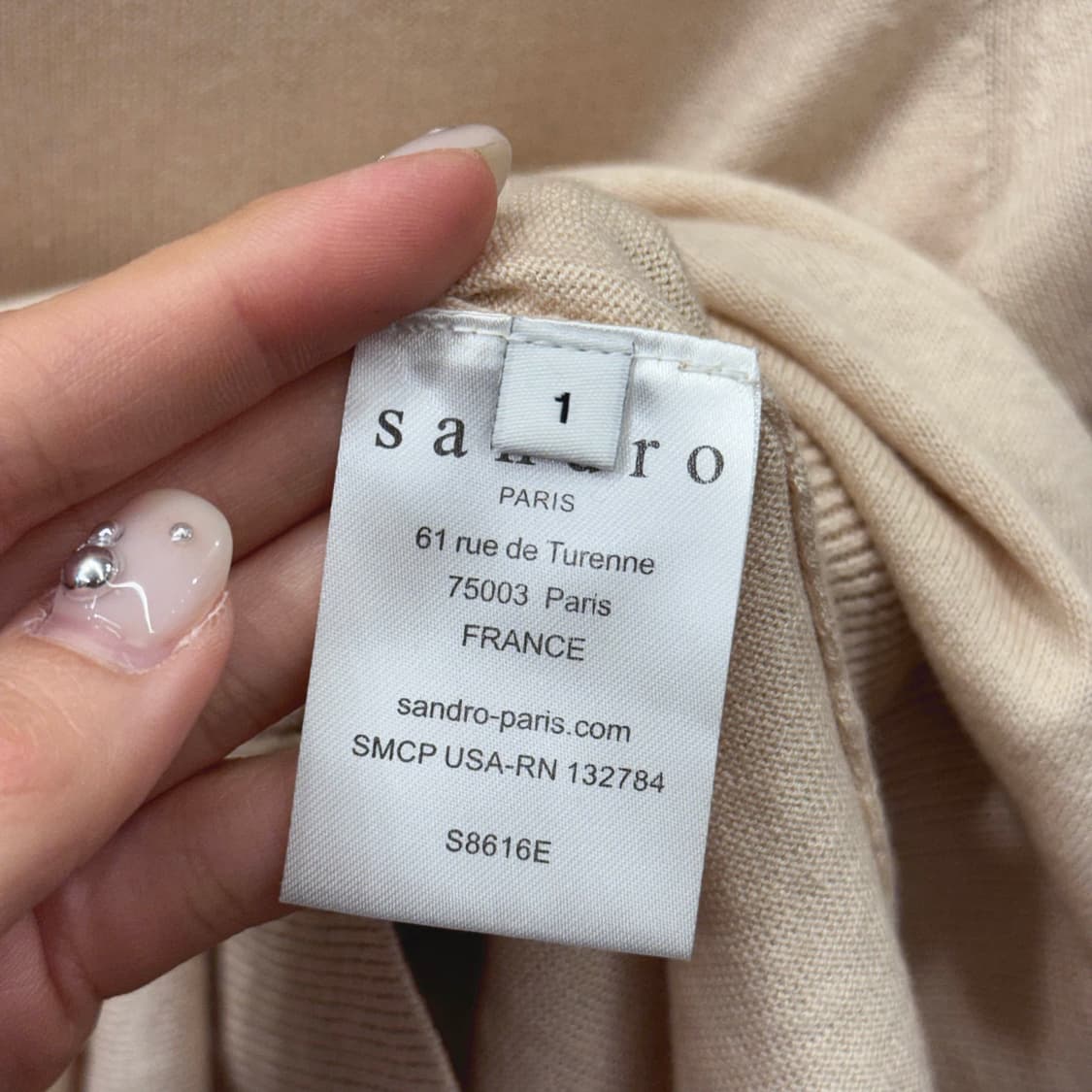 산드로 니트 탑 백 오픈 컷아웃 디테일 라운드넥 슬림핏 베이지 상품이미지8