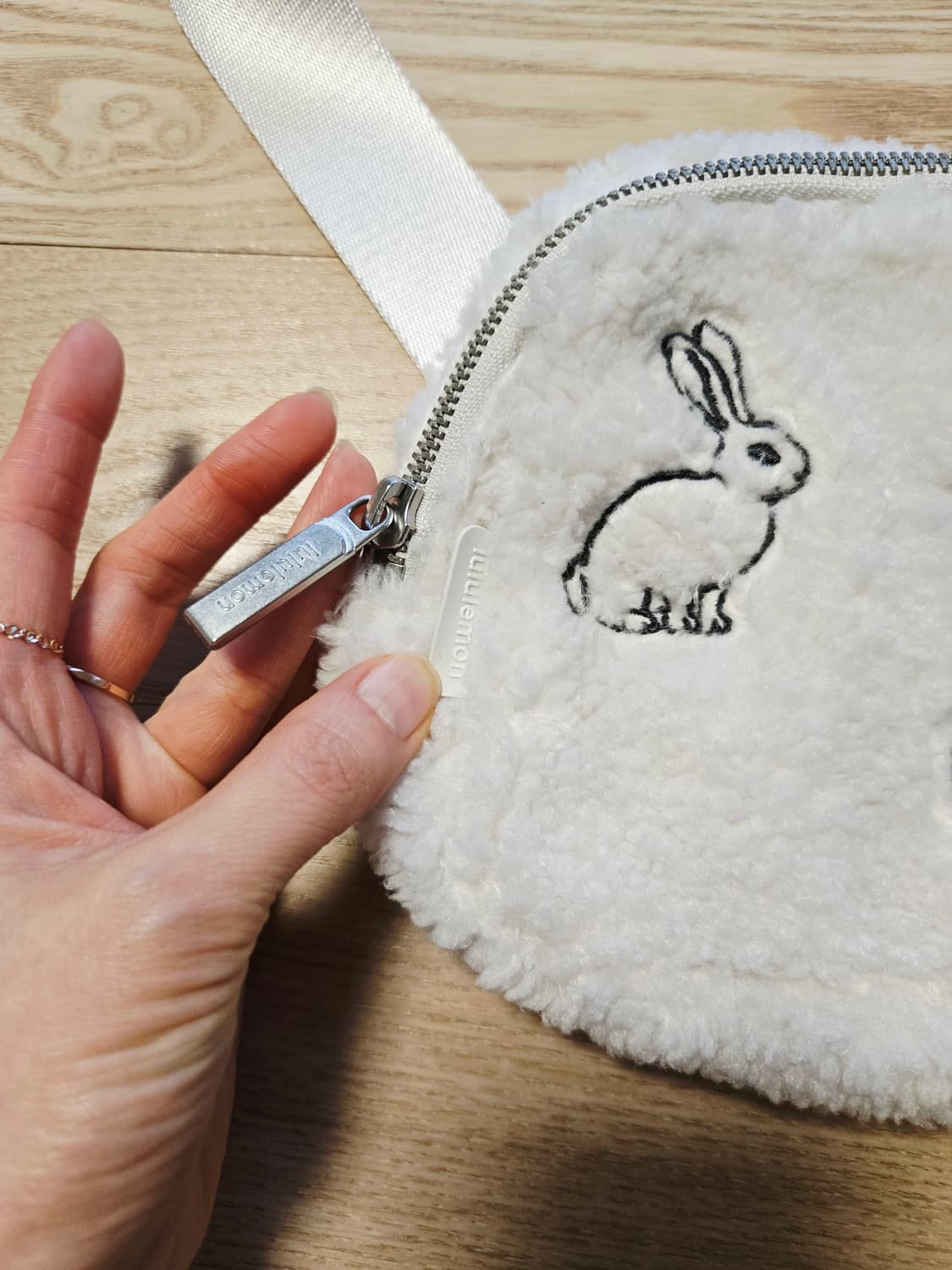 룰루레몬 양털 토끼 벨트백 크로스백 상품이미지2