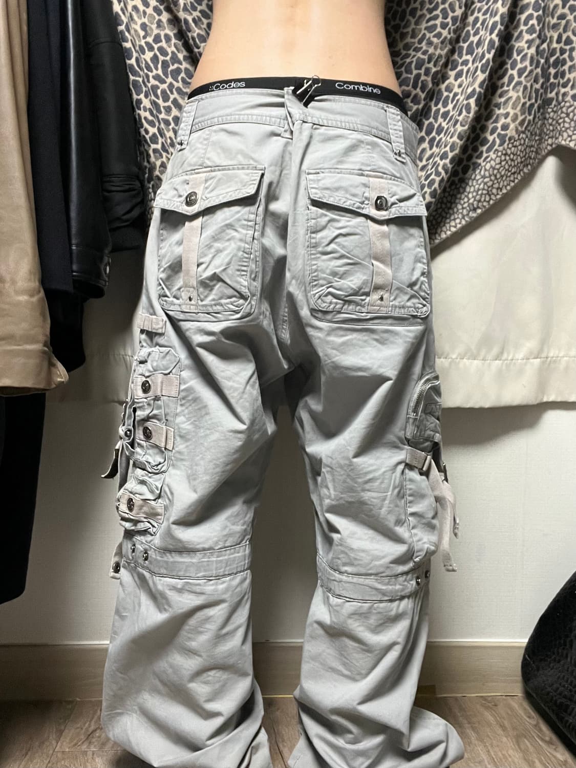 빅포켓 밴딩 디테일 그레이 카고팬츠 상품이미지1