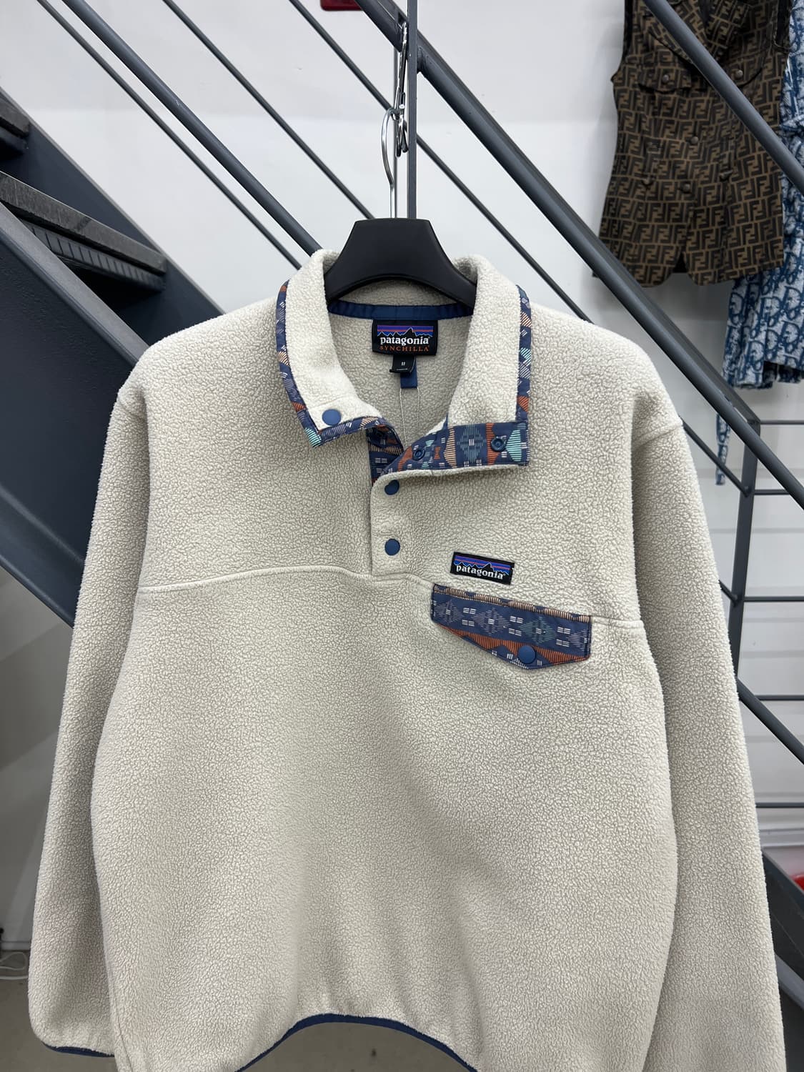 파타고니아 신칠라 오트밀 스냅 플리스 상품이미지3