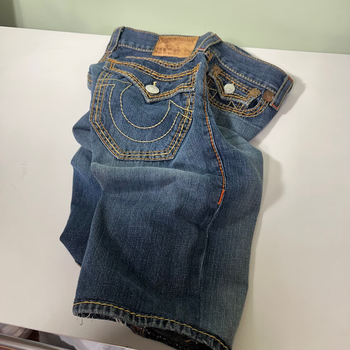 우먼L 트루릴리전 진청워시드 옐로우스티치 데님 청반바지 상품이미지2