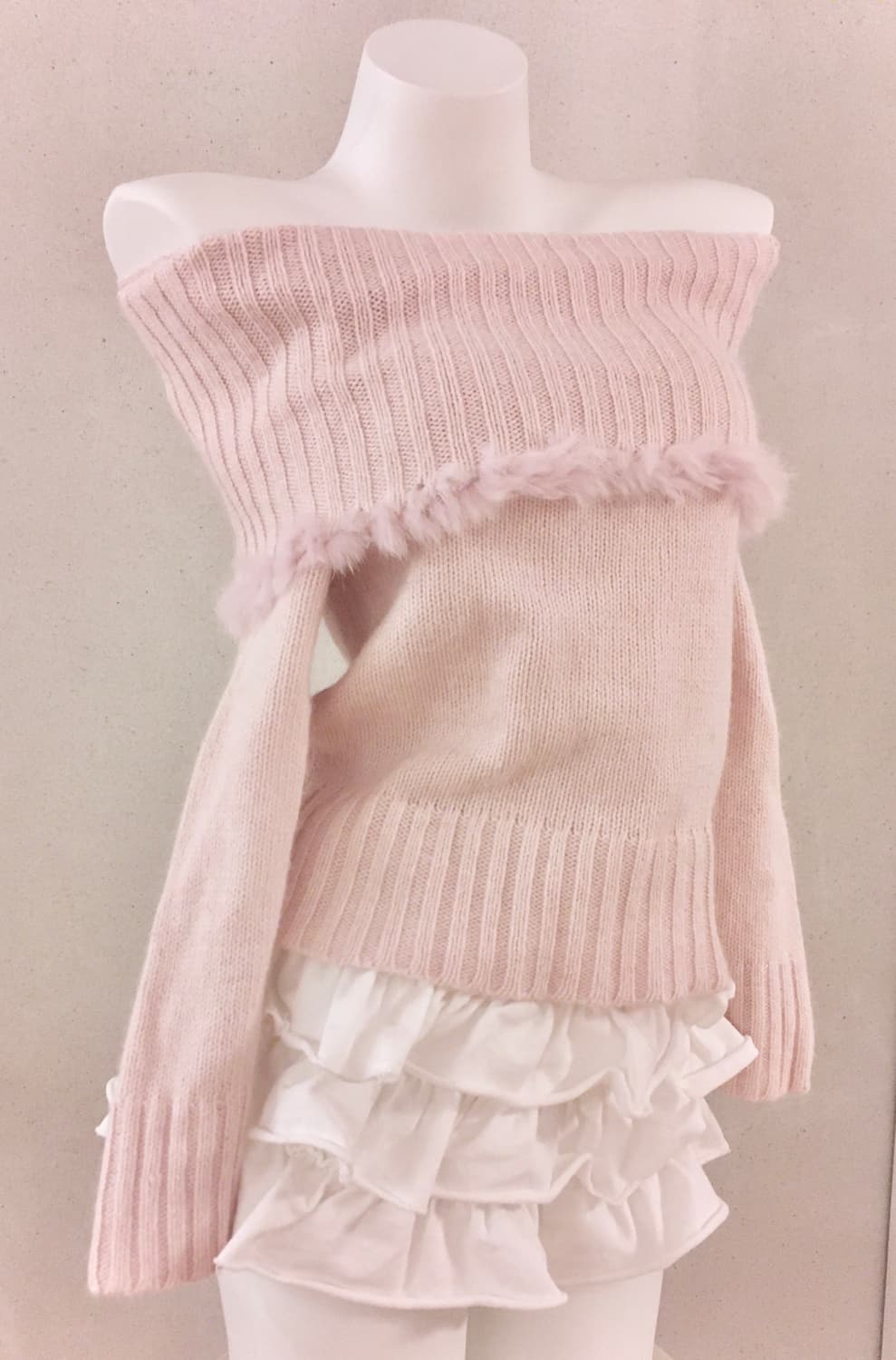 글래시어 핑크 퍼 오프숄더 니트 히메갸루 상품이미지1