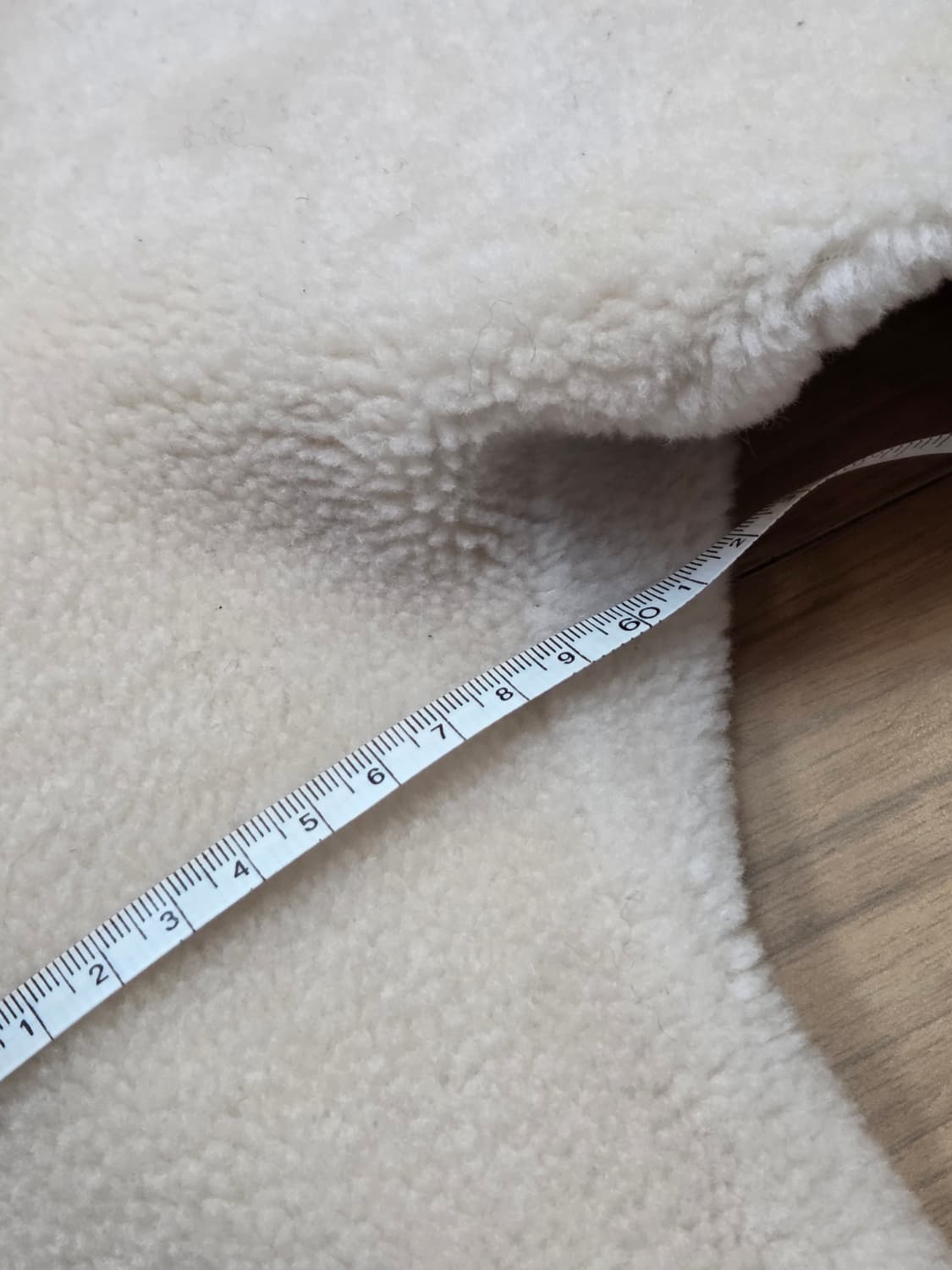 칼 라거펠트 아이보리색 뽀글이 자켓 55사이즈입니다. 뽀글이 소재로 되어 상품이미지6