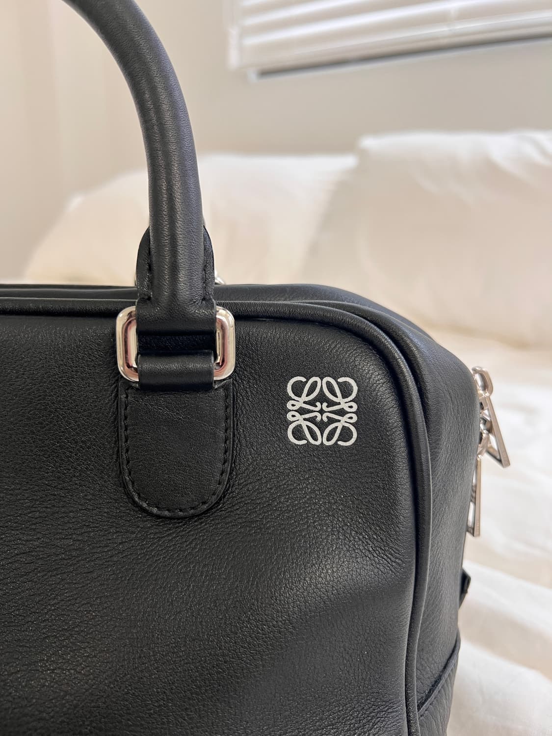 로에베 아마조나75 블랙 레더 핸드백 상품이미지3