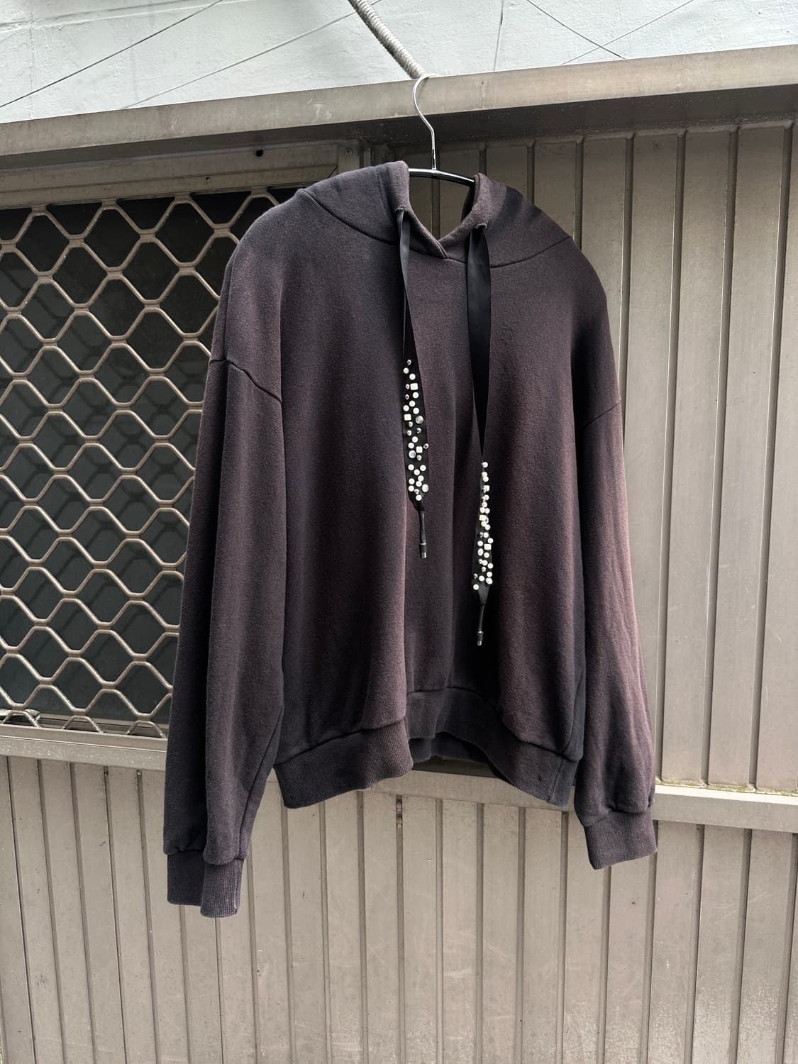 Fade black crop hoodie cubic stud 상품이미지3