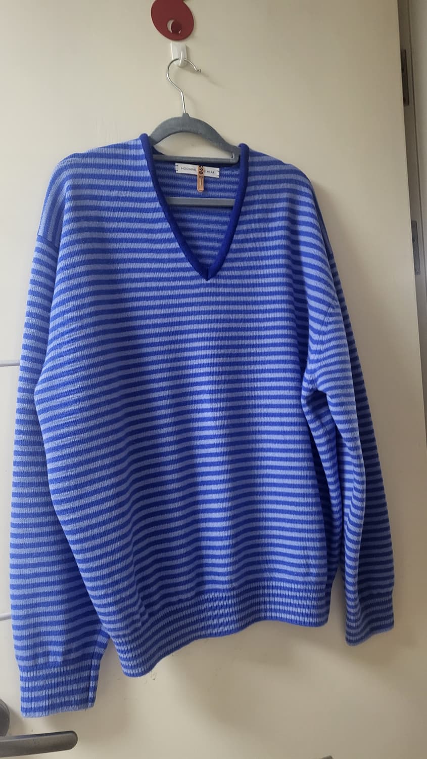 문달 Risca 블루 스트라이프 V넥 니트 상품이미지1