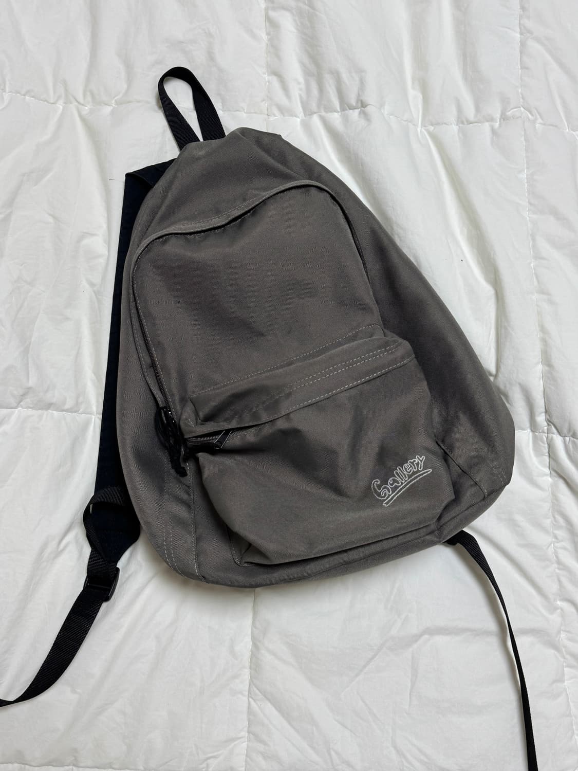 1011갤러리 엠브로이더리 데이팩 카키 상품이미지1