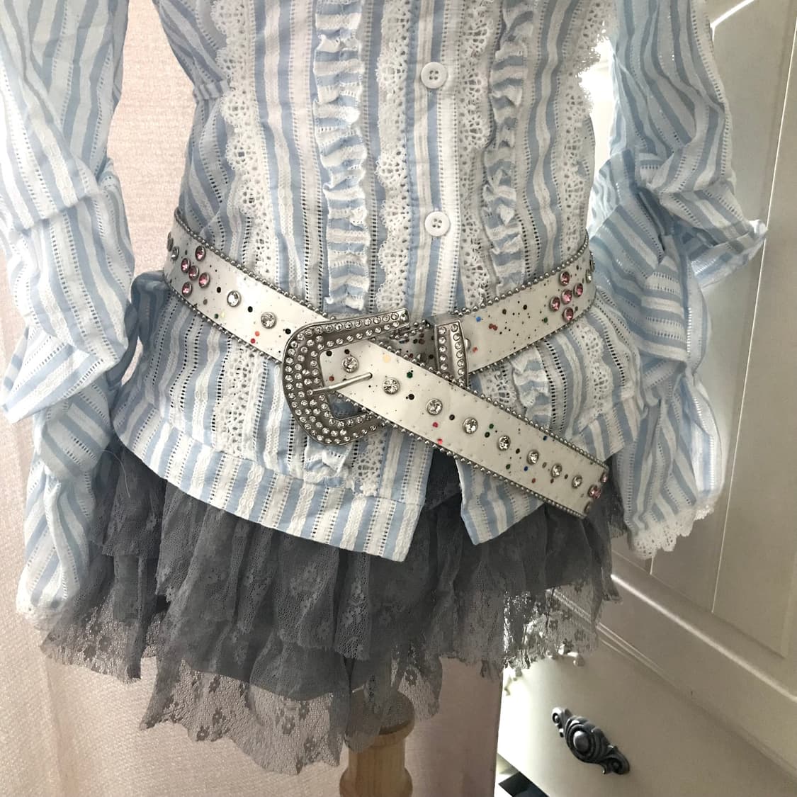 페미닌 블루 스트라이프 프릴 블라우스 + 벨트 코디 상품이미지6