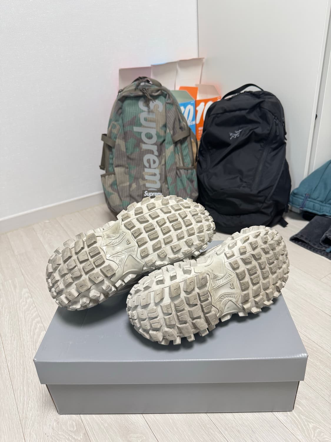 발렌시아가 디펜더 베이지 43 새상품급 상품이미지4