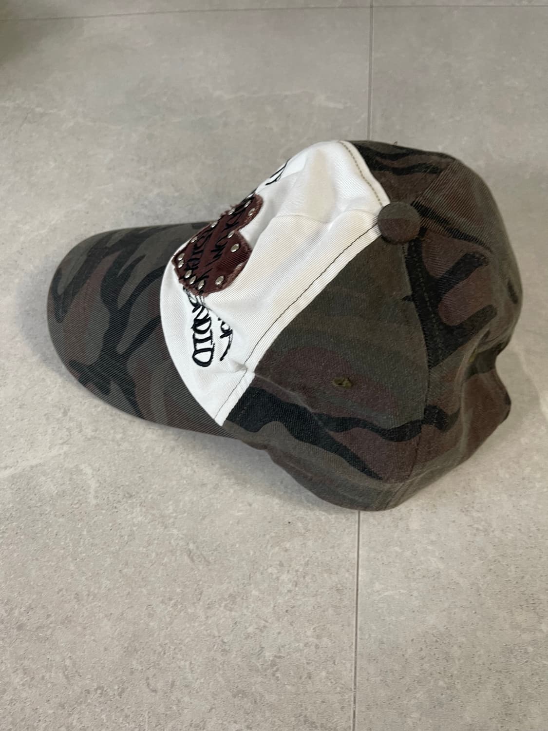 더뮤지엄비지터 하트 패치 스터드 볼캡 카모 상품이미지2