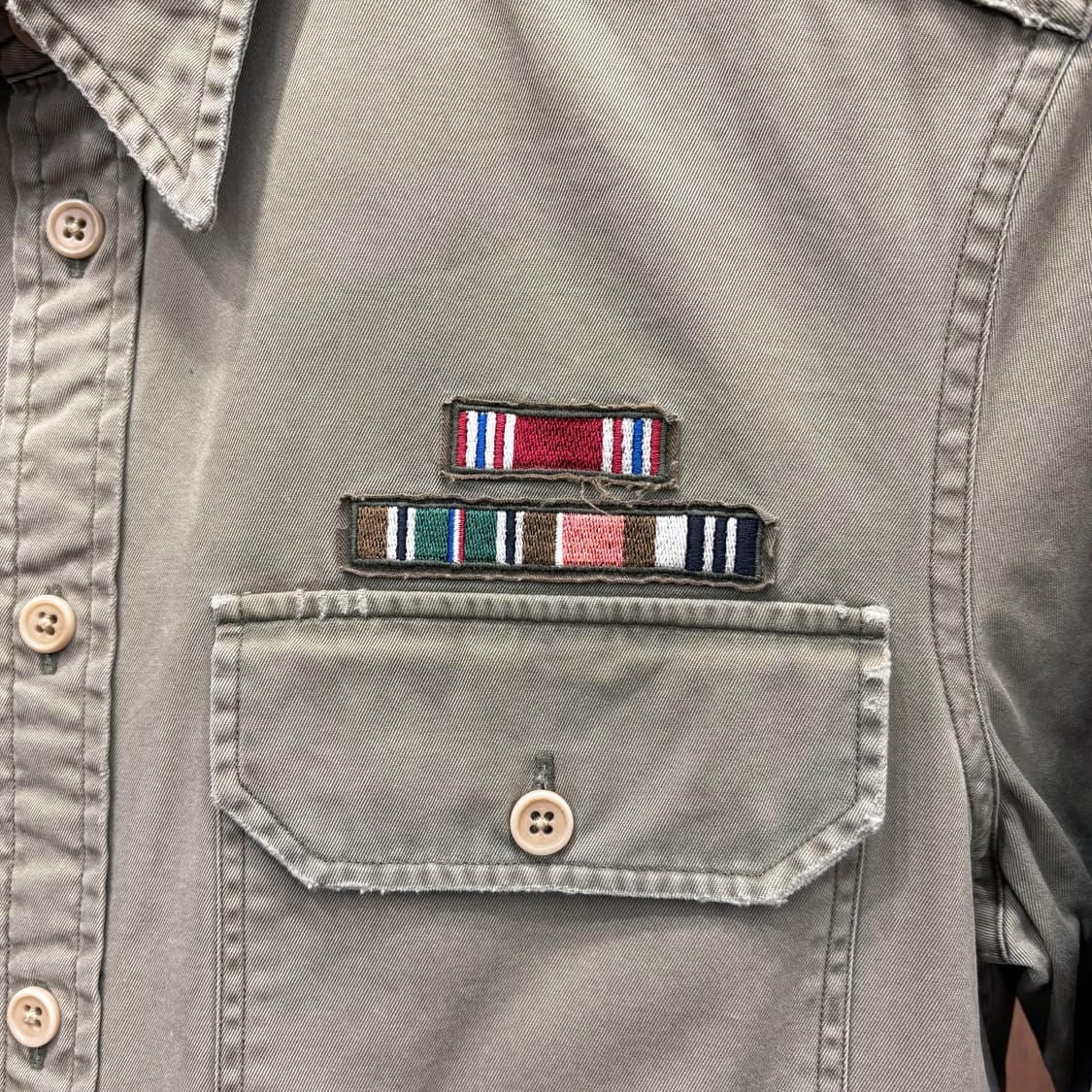 폴로 랄프로렌 코튼 셔츠 숄더 에폴렛 밀리터리 패치 자수 디테일 카키 상품이미지6