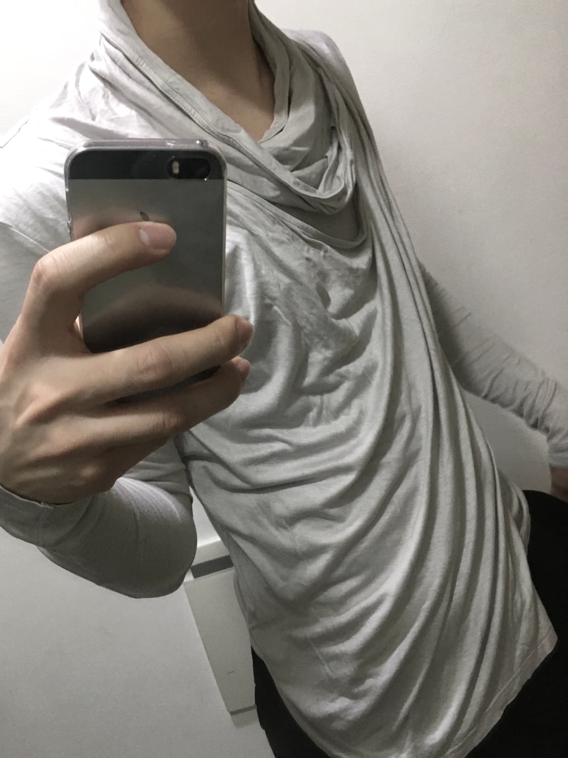 토네이도 마트 드레이프 레이어드 컷아웃 긴팔 티 상품이미지1