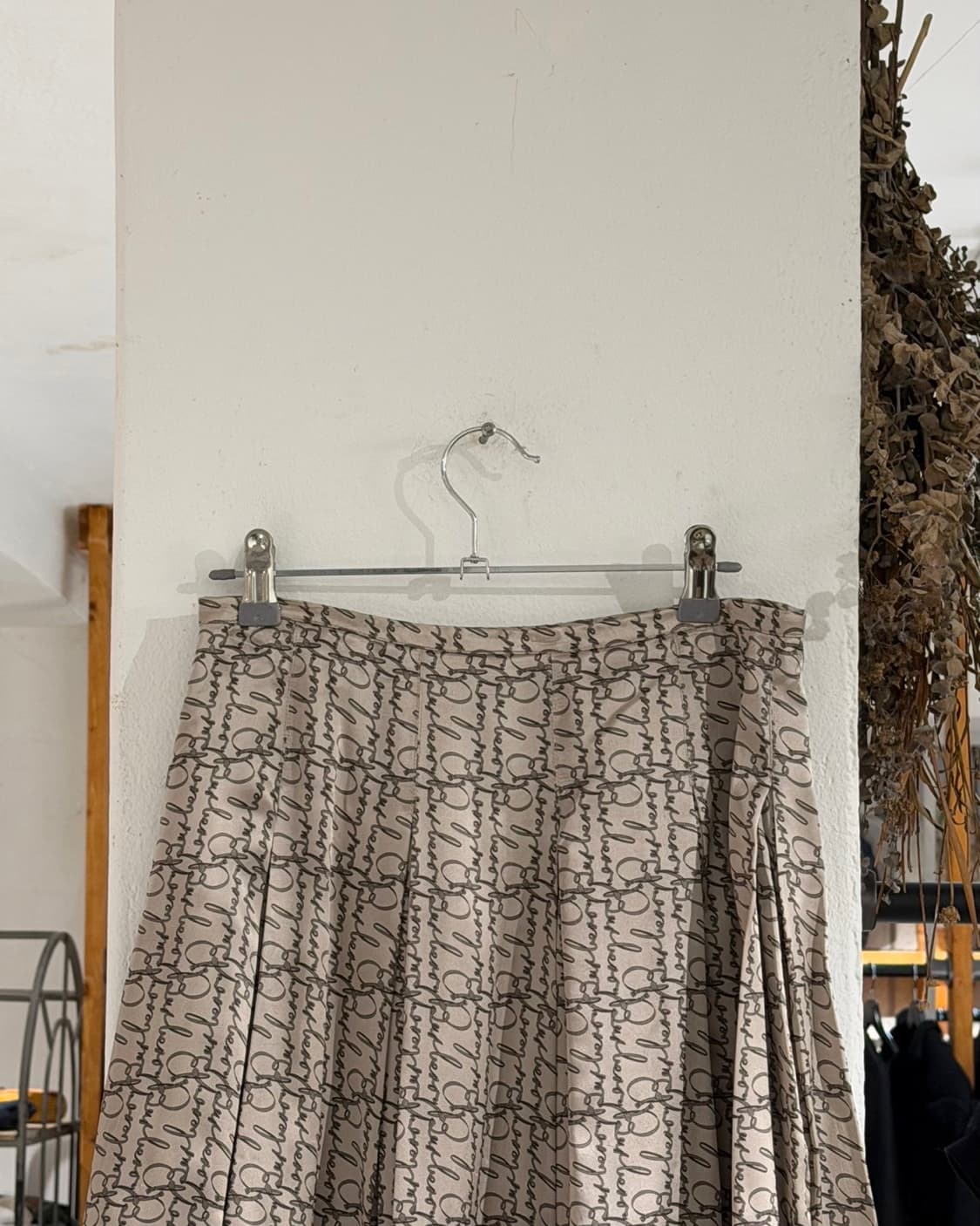 버버리 베이지 새틴 프린팅 플리츠 미디스커트 상품이미지5