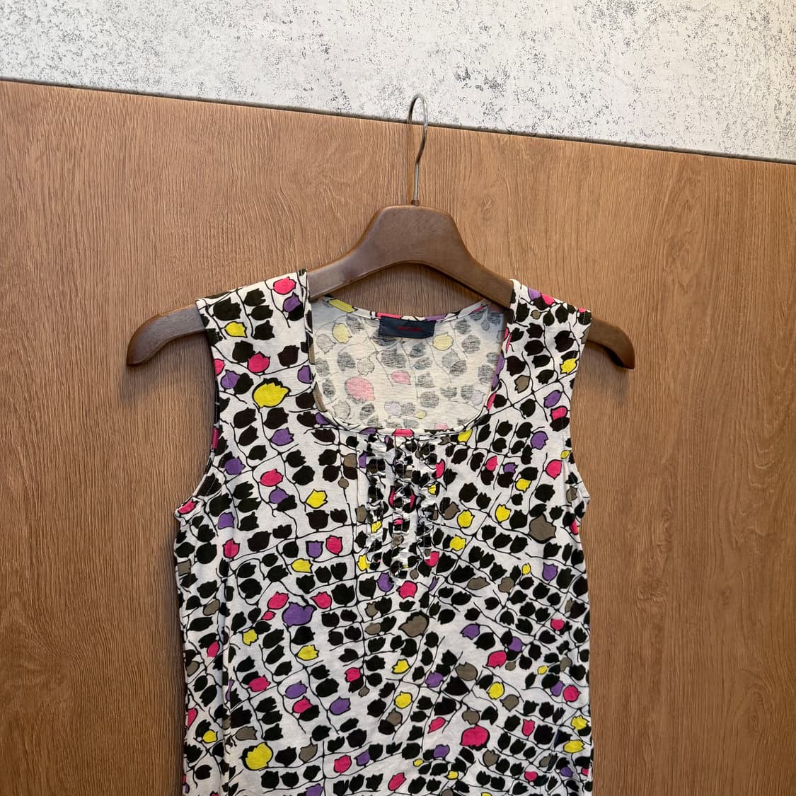 빈티지 슬리브리스 티셔츠 플로럴 프린팅 프론트 프릴 디테일 아이보리 상품이미지3