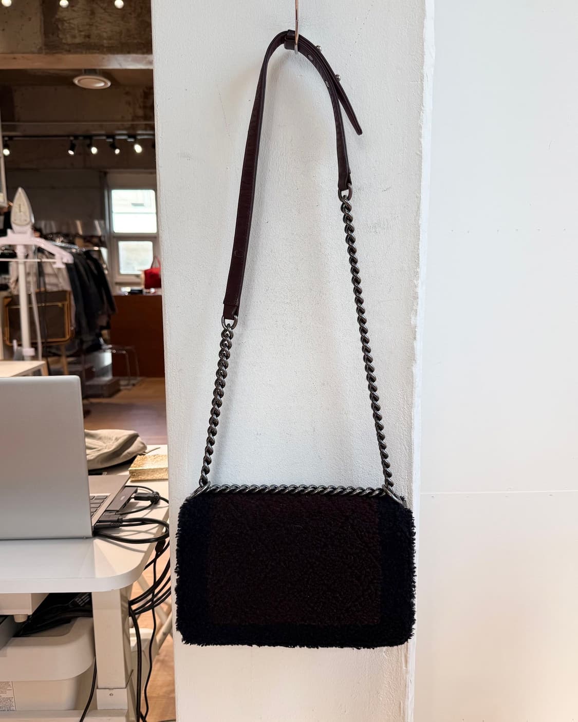 샤넬 브라운 시어링 라지 보이 숄더백 상품이미지5