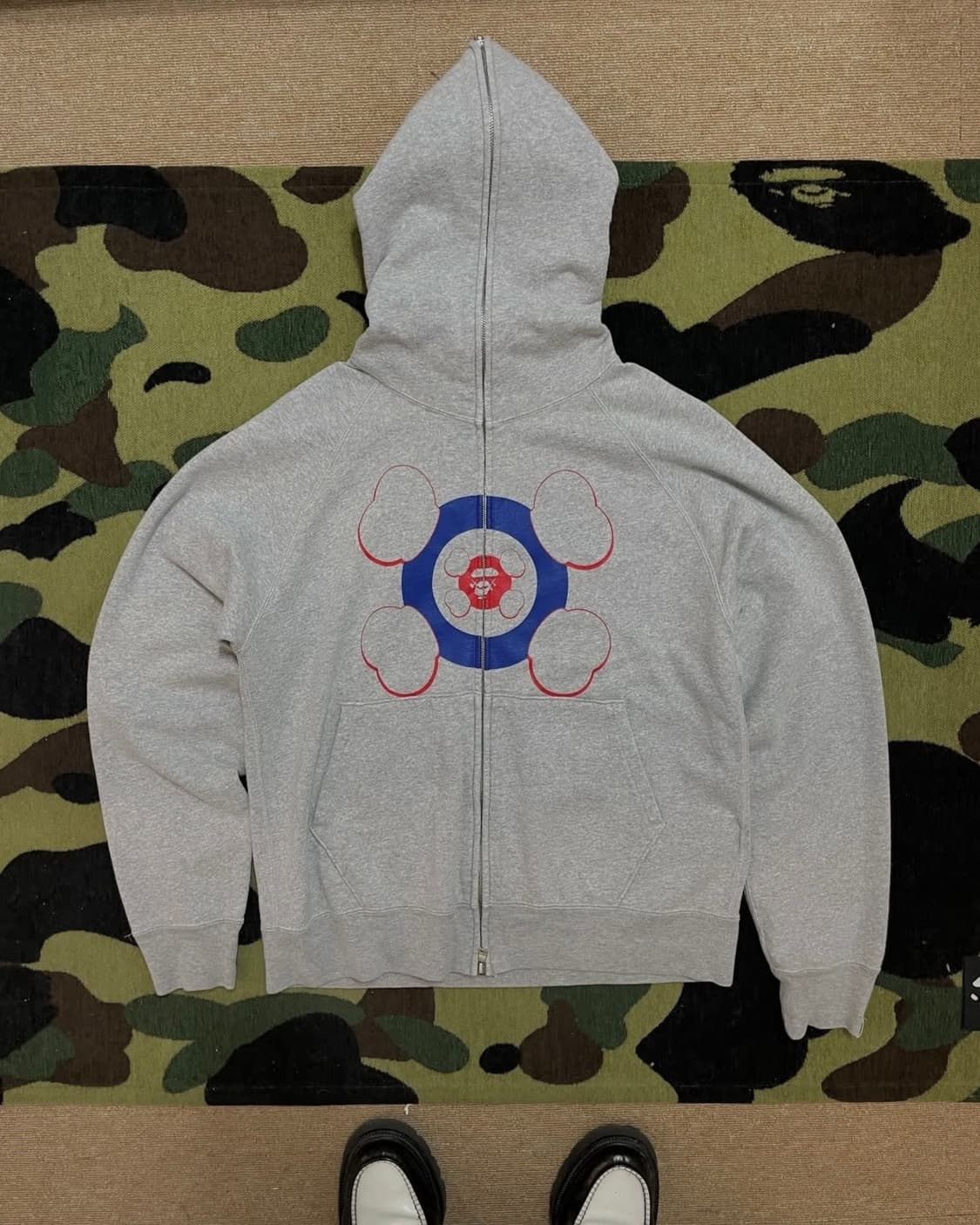 OG 베이프 X KAWS 본즈 집업 상품이미지1