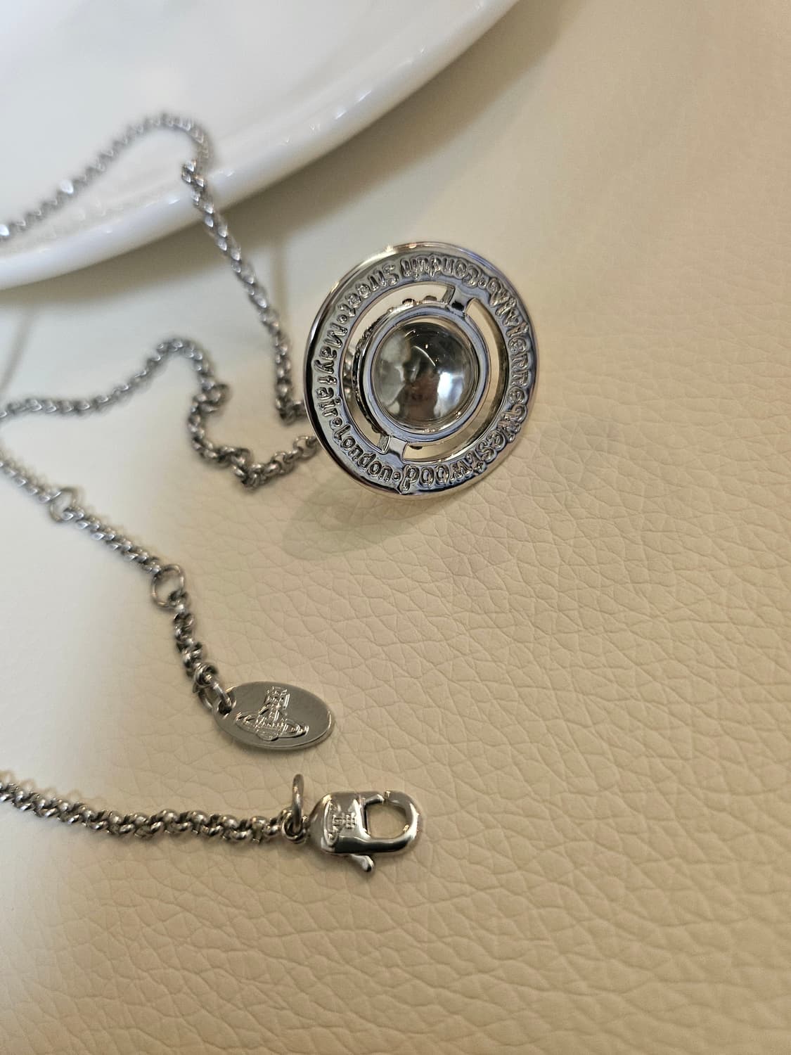 비비안 웨스트우드 업사이클링 투명orb 목걸이 상품이미지3