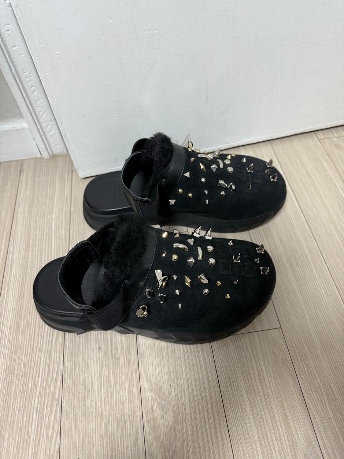 GIVENCHY 마쉬멜로우 스터드 장식 스웨이드 블랙 뮬 상품이미지4