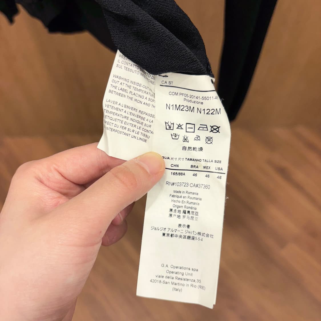 엠포리오 아르마니 긴팔 티셔츠 프론트 엠보 패턴 래글런 디테일 블랙 상품이미지8