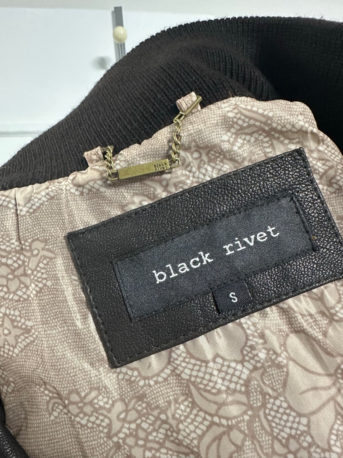 블랙리벳 하이넥 레더 자켓 상품이미지3