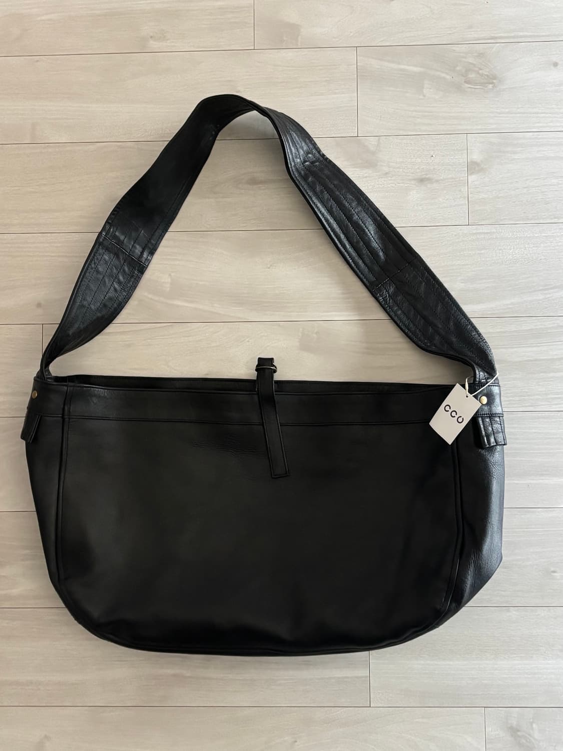 CCU 레더 뉴스페이퍼백 라지 상품이미지2